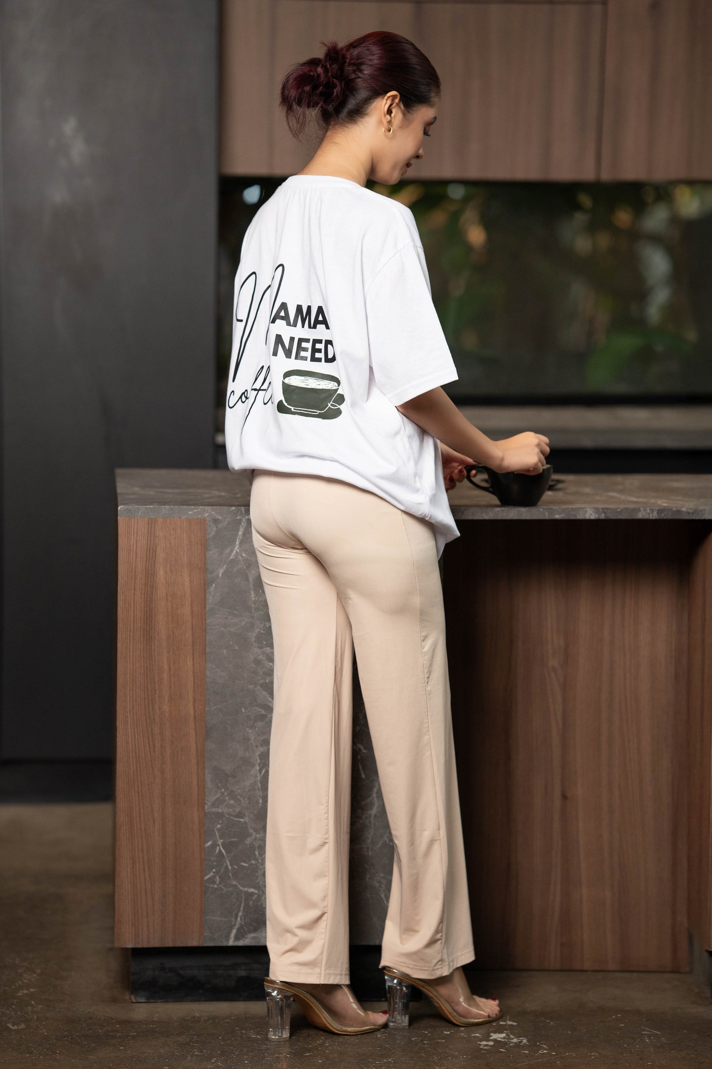 MAMA NEEDS ; SLOGAN T-SHIRT