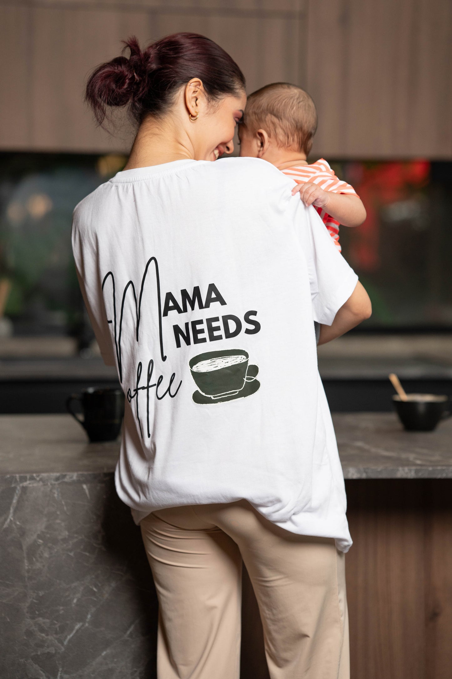 MAMA NEEDS ; SLOGAN T-SHIRT